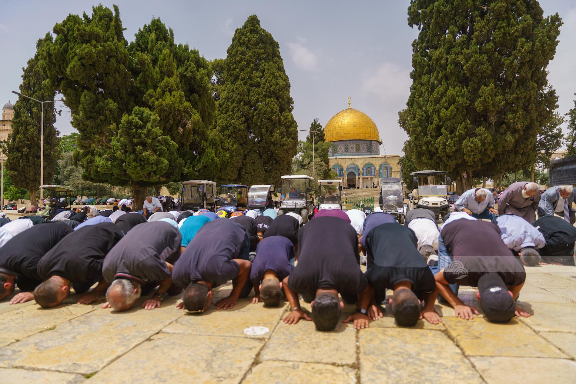 עשרות אלפים השתתפו בתפילת יום השישי באל־אקצא חרף הגבלות הכיבוש