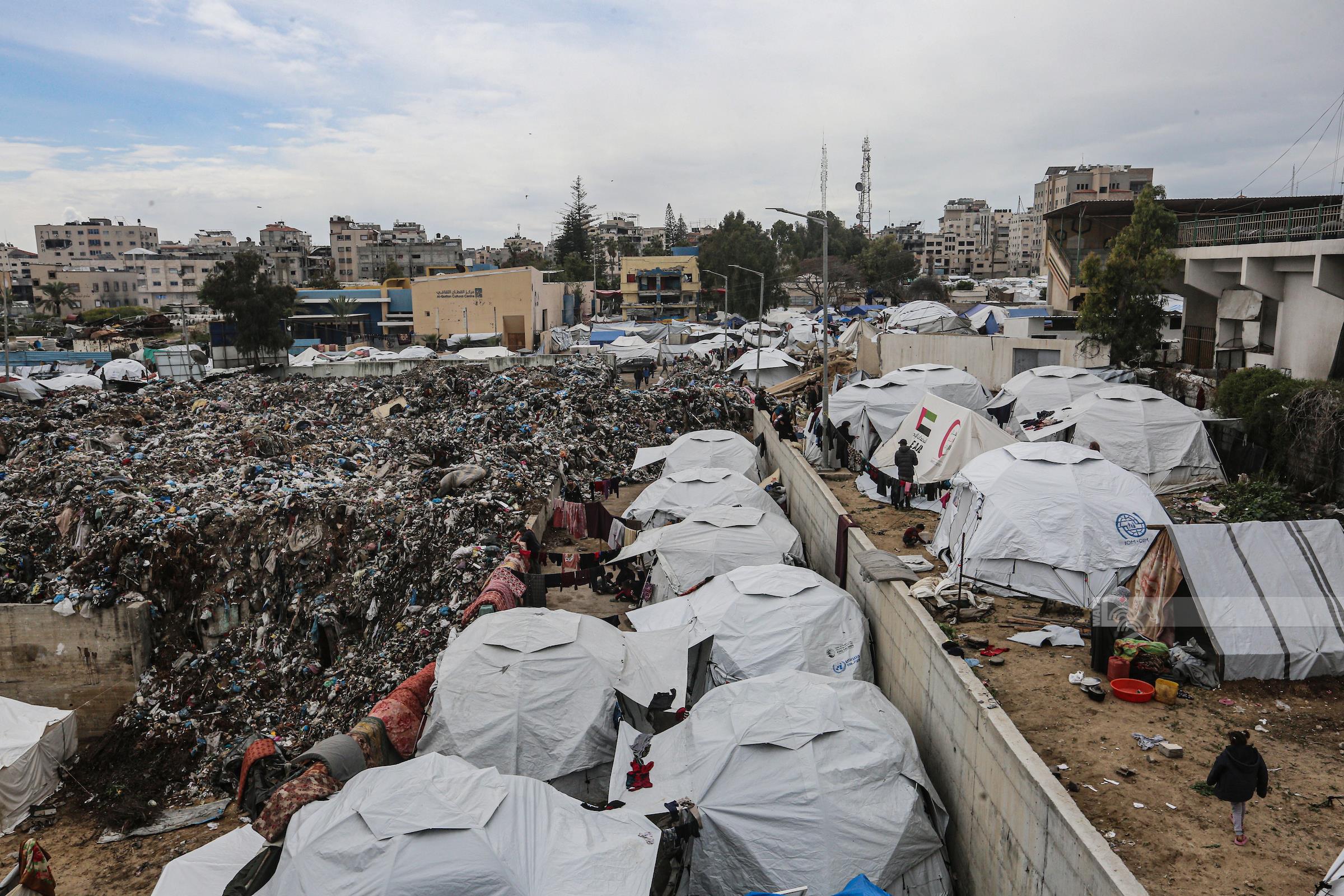אסון סביבתי ברצועה: מעל 170 אלף טון אשפה מציפים את הרחובות בעזה