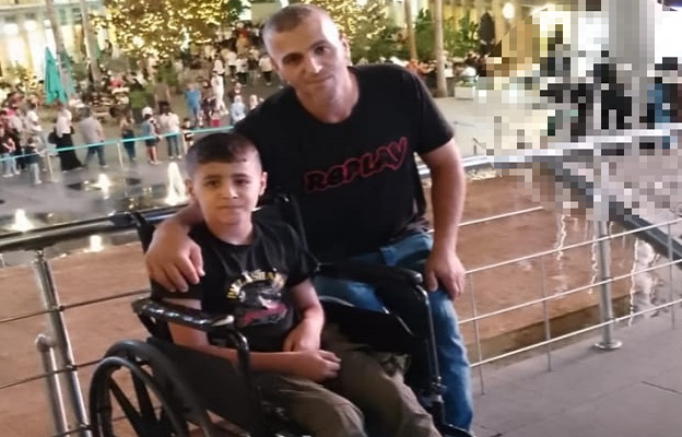 הילד שאינו יכול ללכת מתכונן לשנת הלימודים החדשה עם תקווה ופחד