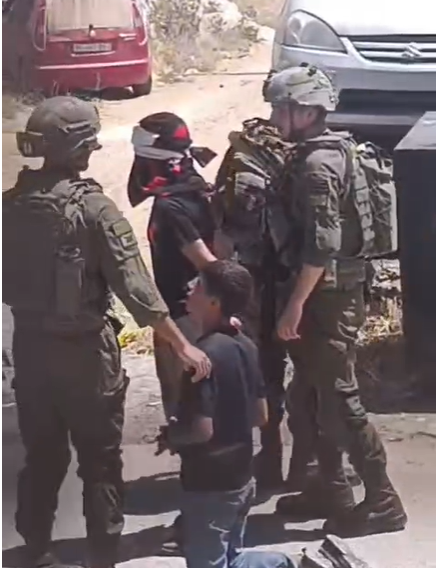 כוחות הכיבוש עצרו שני אחים קטינים מאל-מוע'ייר וחסמו את הכניסה המערבית לכפר