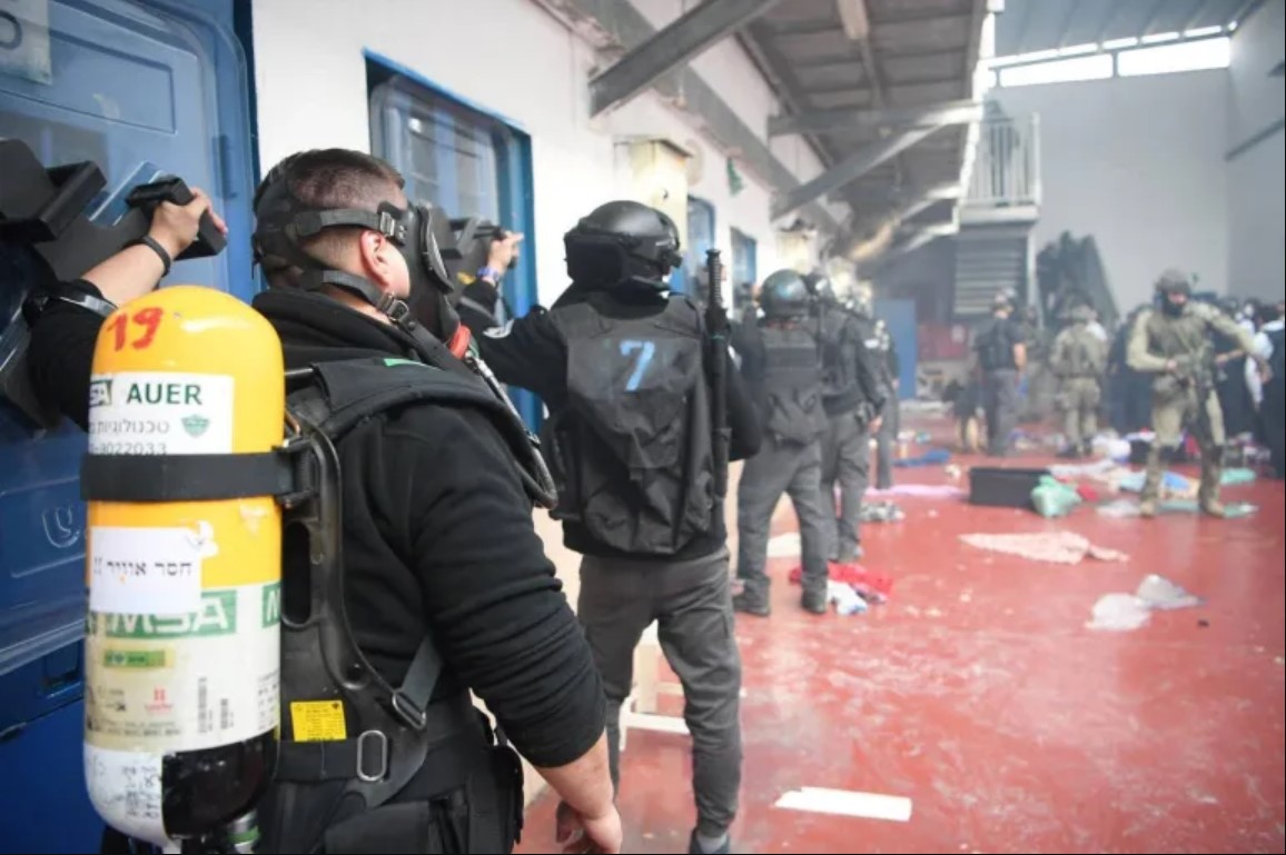 מוסדות האסירים: ישראל מנסה לחסל מנהיגים בולטים בתאי בידוד – מתקפות שיטתיות, עינויים ורעב