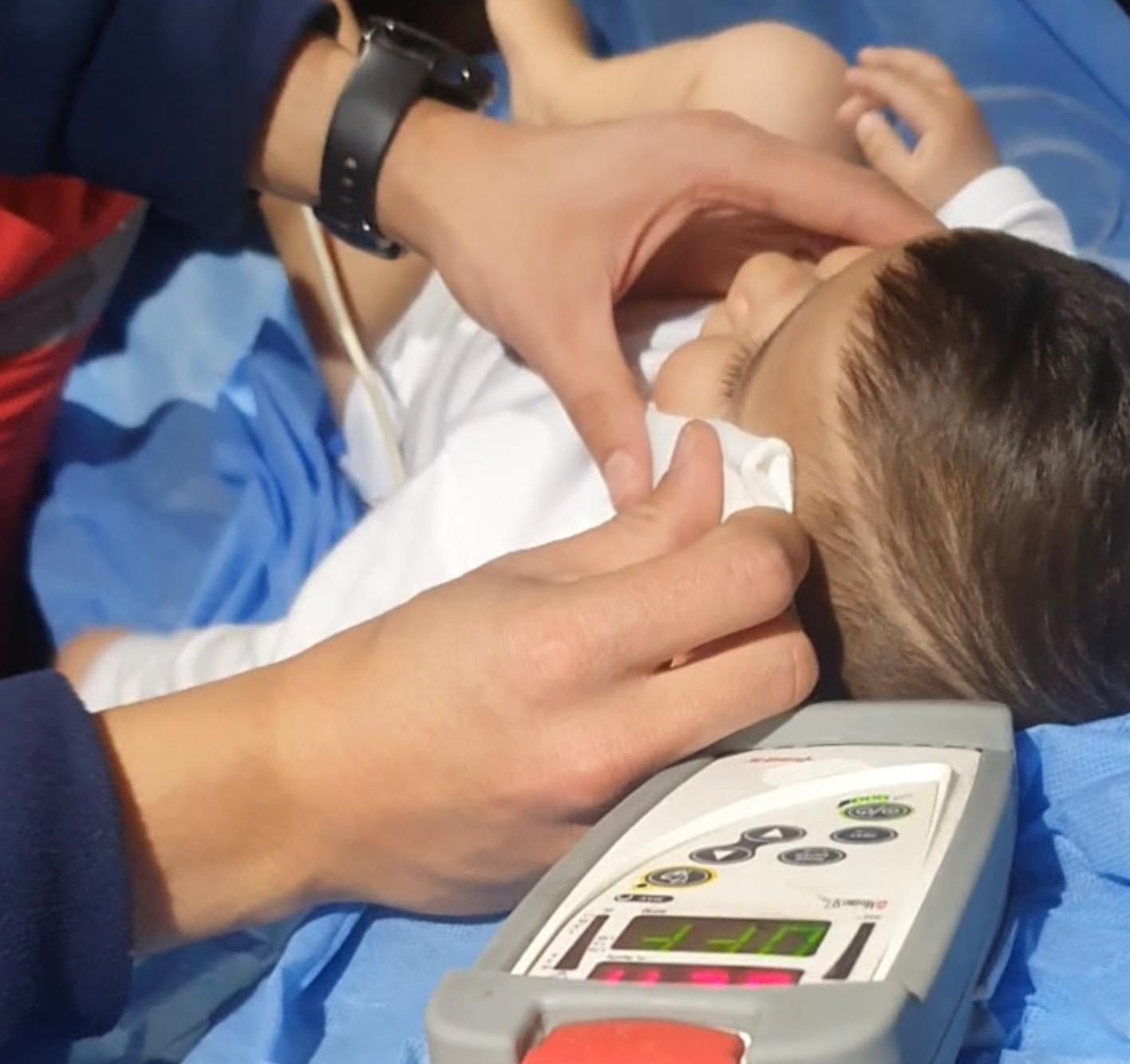 הם יורים בתינוק בן 6 חודשים.