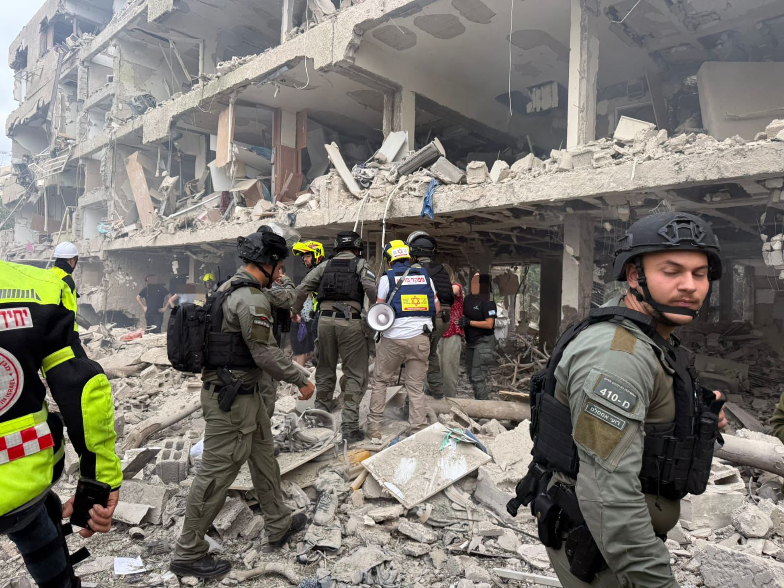 איראן חידשה את מתקפת הטילים על תל אביב והמרכז: נפגעים ונזקים כבדים