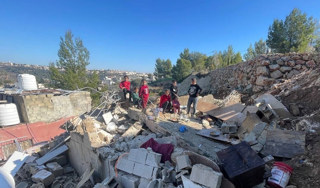 כוחות הכיבוש הרסו בית בכפר ואלאג'ה שבצפון-מערב בית לחם