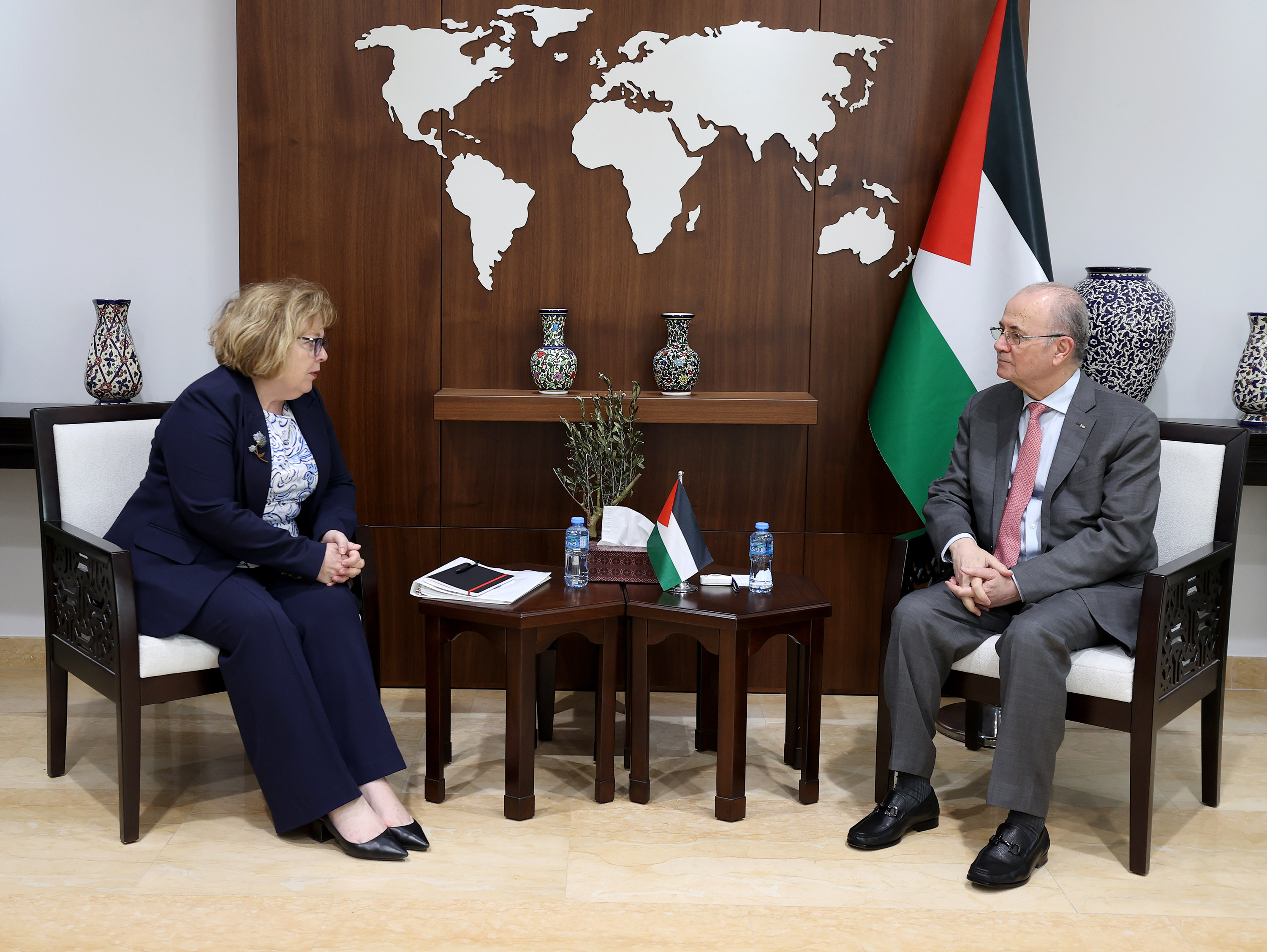 ראש הממשלה מוחמד מוסטפא נפגש עם עוזרת מזכיר המדינה האמריקאית לענייני המזרח הקרוב