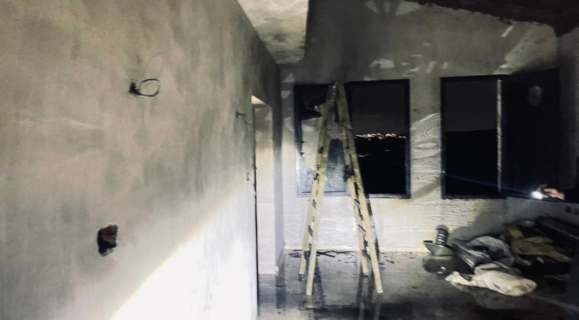 מתנחלים הציתו מבנה חקלאי ממזרח לקלקיליה