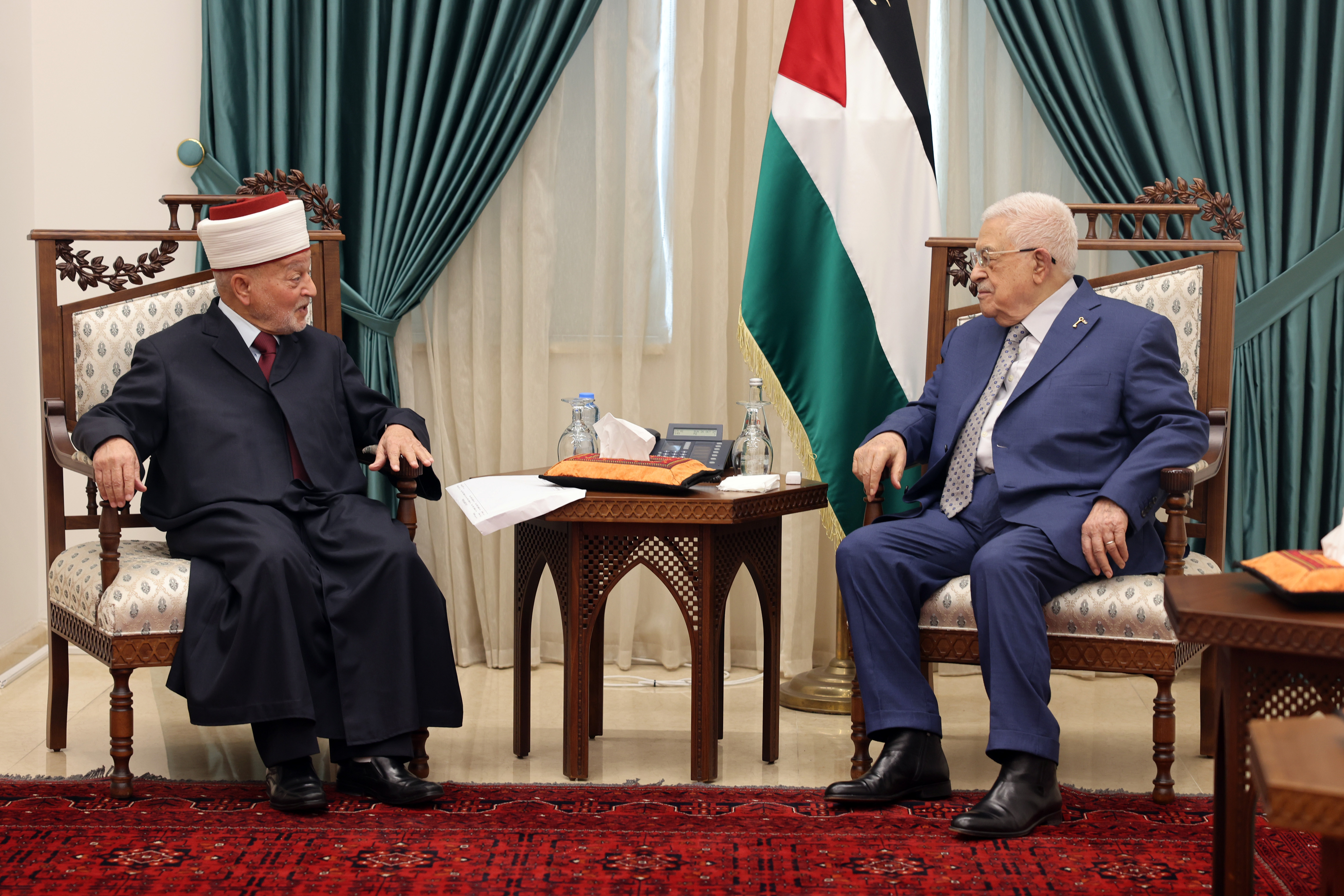 אבו מאזן נפגש עם המופתי של ירושלים: “התמיכה בירושלים תישאר עדיפות למרות המצור וההתקפות”