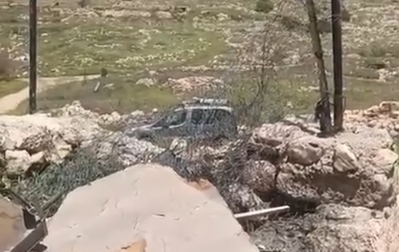 מתנחלים תקפו מתפללים בח'ירבת טאנה ואילצו אותם לפנות את המסגד