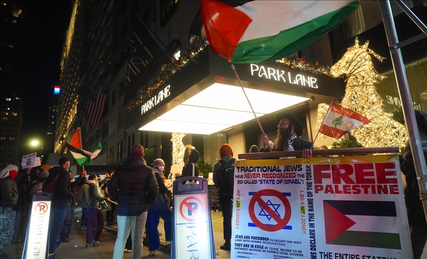 מאות מפגינים בניו יורק: "יואב גלנט - פושע מלחמה"