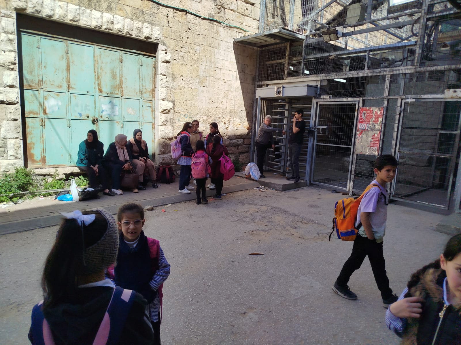 מתנחלים תקפו בתים בחברון, כוחות הכיבוש חסמו את רחוב השוהדה ומנעו מתושבים לשוב לבתיהם