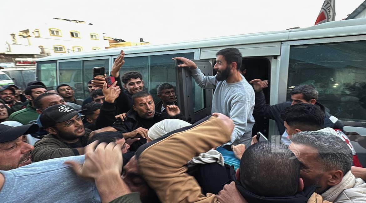 עזה: 12 אסירים משוחררים הועברו לבית החולים “שהדאא אל־אקצא” בדיר אל־בלח באמצעות הצלב האדום