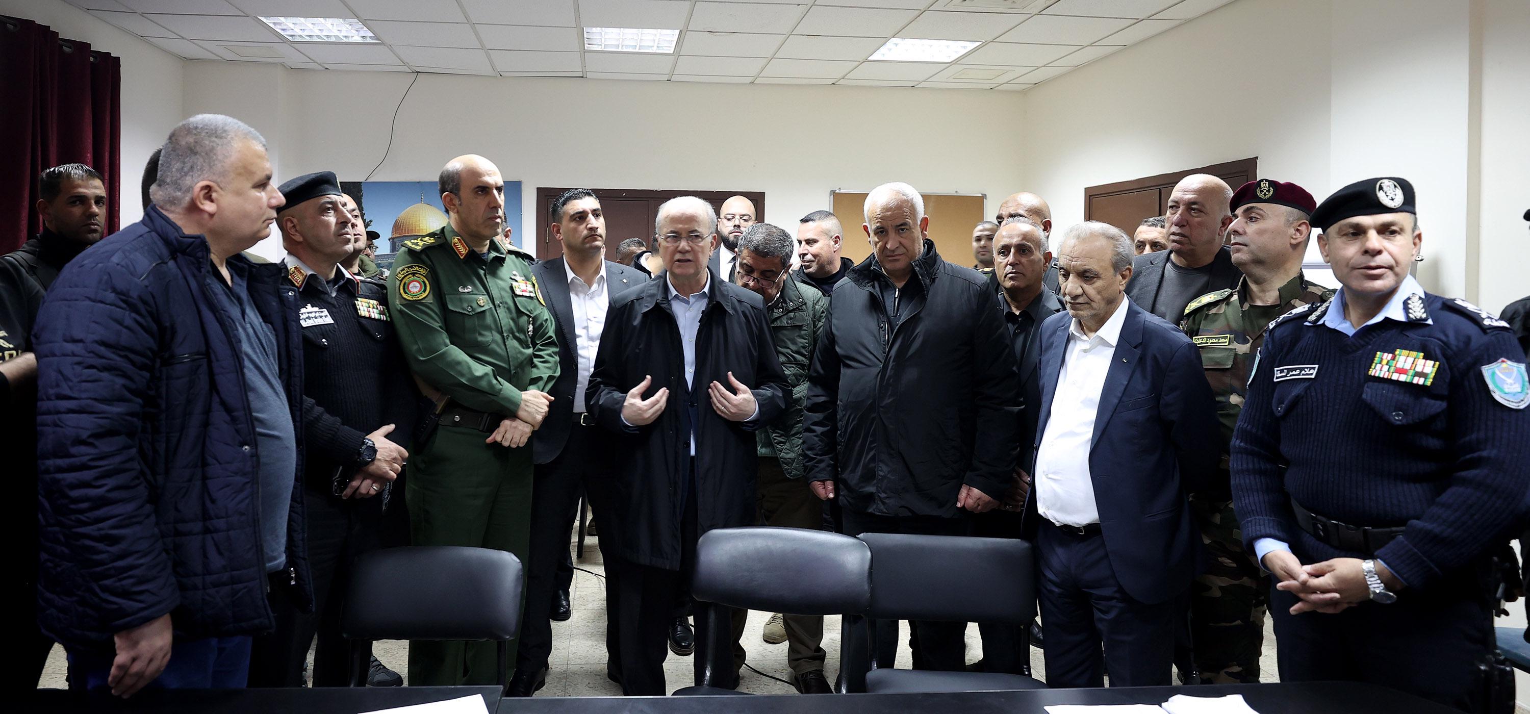 ראש הממשלה מוחמד מוסטפא דן עם מנהיגי מערכת הביטחון בג'נין בחיזוק הביטחון ושלטון החוק