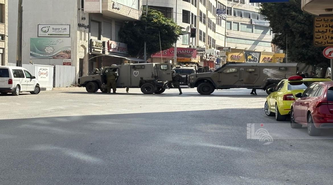 כוחות הכיבוש נסוגו משכם לאחר פשיטה שנמשכה יותר מעשר שעות: ארבעה פצועים, צעירה נעצרה ונגרם נזק כבד לעסקים