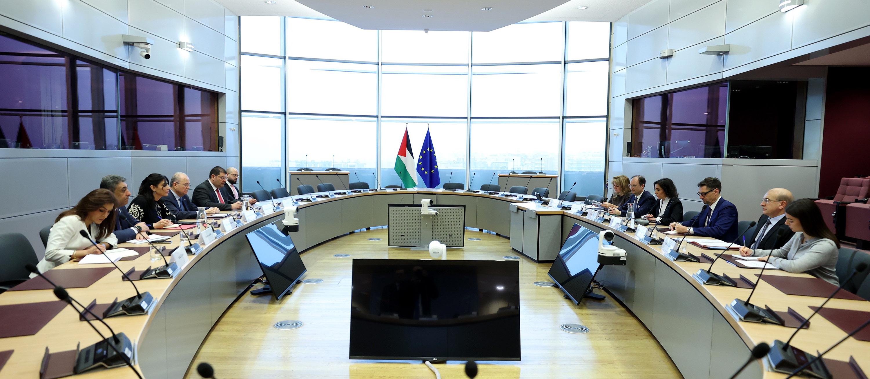 ראש הממשלה הפלסטיני דן עם האיחוד האירופי במתווה חירום להקלה בעזה ובסנקציות על המתנחלים