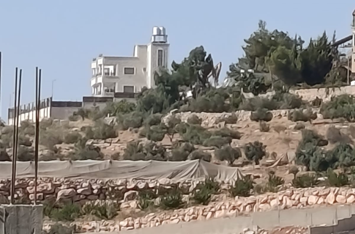כוחות הכיבוש הרסו בית בכפר אל-מנייה ופצעו תושבים משאיפת גז