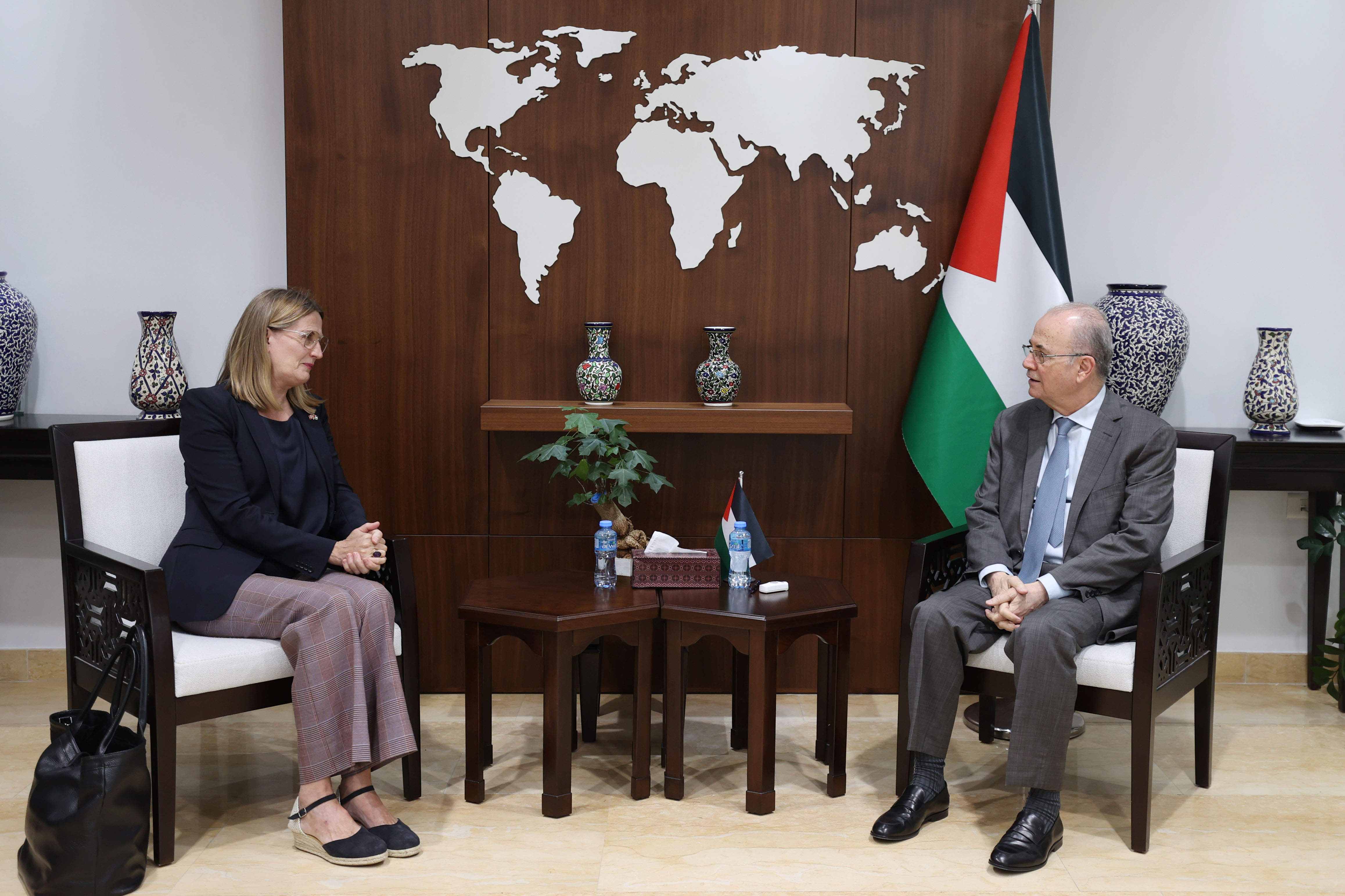 ראש הממשלה מוסטפא מעדכן את שליחי שוויץ ונורבגיה בהתפתחויות האחרונות בפלסטין