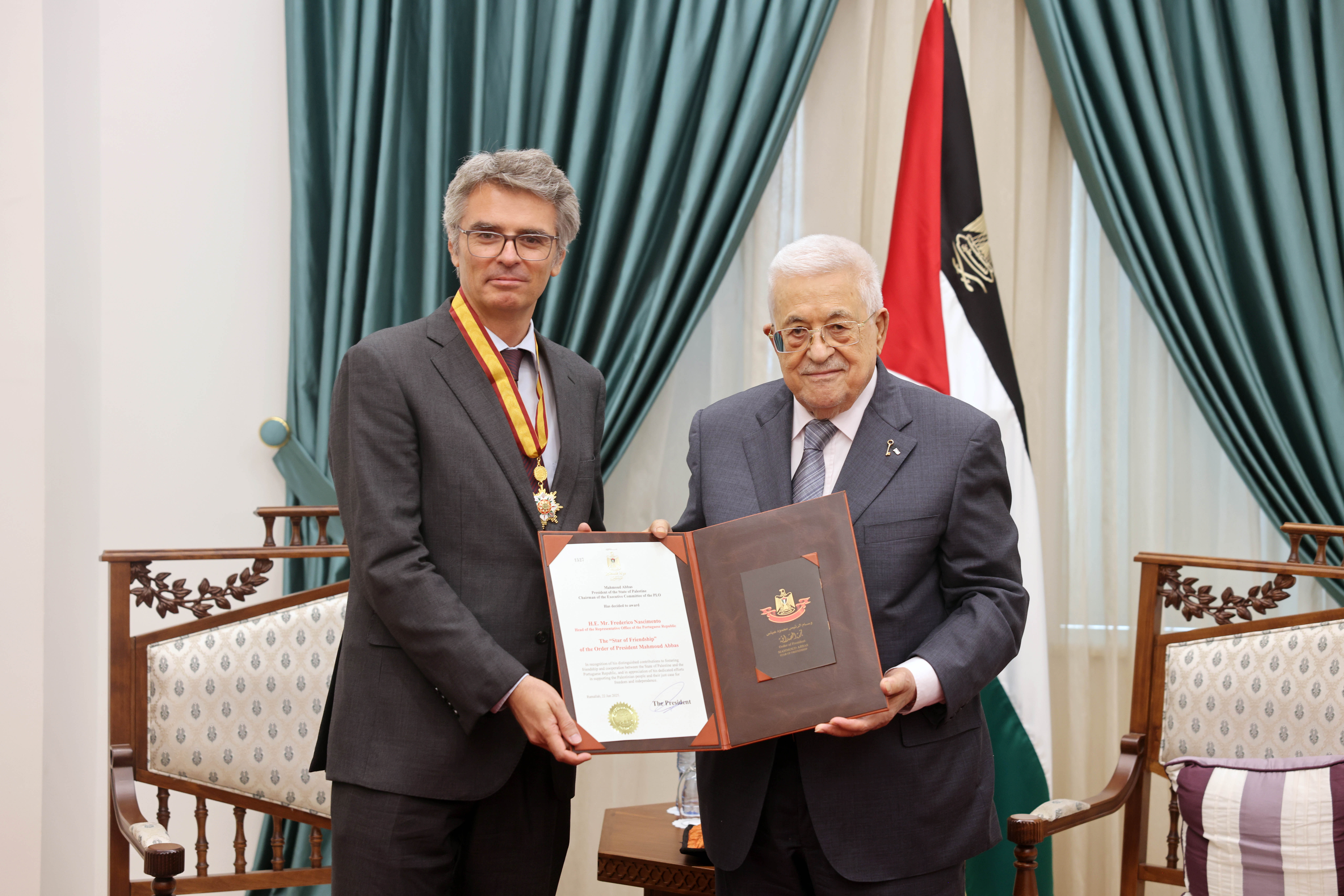נשיא מדינת פלסטין העניק עיטור כוכב הידידות לנציג פורטוגל עם סיום כהונתו