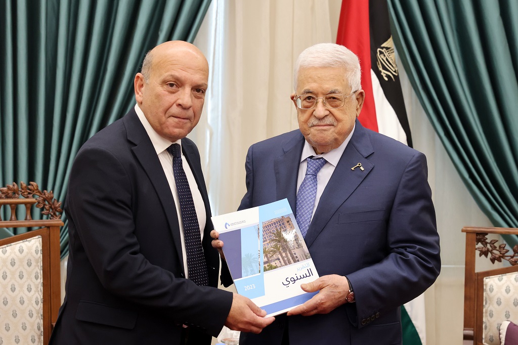 מחמוד עבאס קיבל את הדוח השנתי של קרן ההשקעות הפלסטינית: "תמיכה בכלכלה הלאומית חשובה מתמיד"