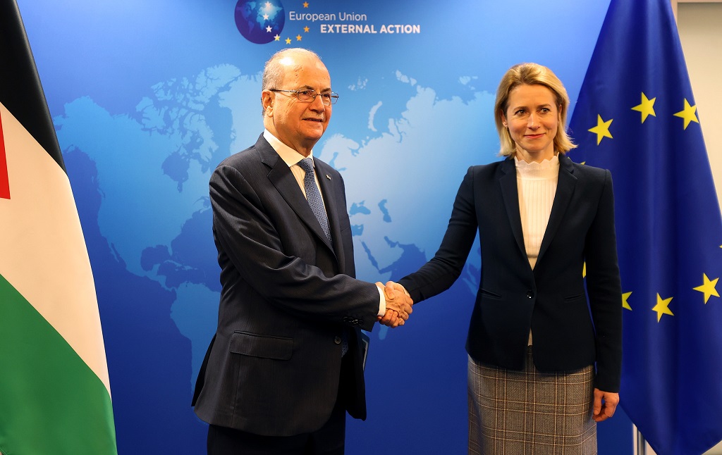 ראש הממשלה הפלסטיני נפגש עם נציבת האיחוד האירופי בבריסל: קריאה לפתרון מדיני ושיקום עזה