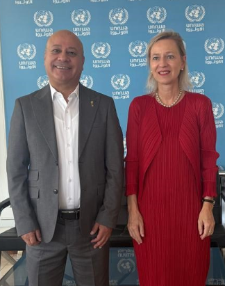 אבו הולי דן עם מנהלת פעולות אונר״א בלבנון במצב מחנות הפליטים הפלסטינים