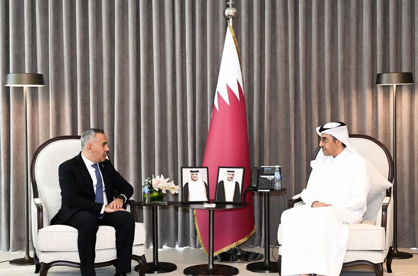 שגריר פלסטין בקטאר דן בשיתוף פעולה עם שר העבודה הקטארי