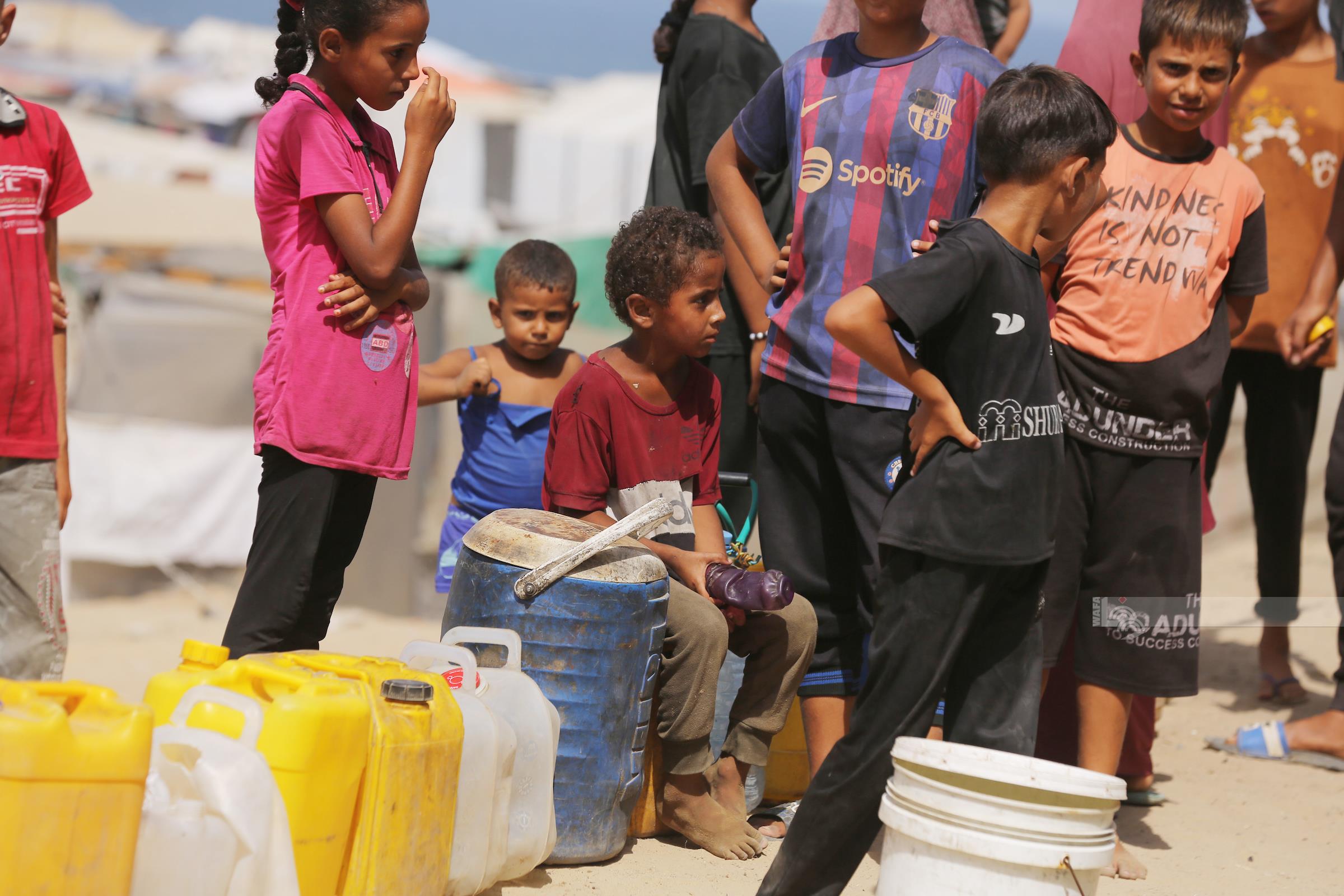 ילדי עזה נאלצים להיאבק לשרוד במקום ללמוד