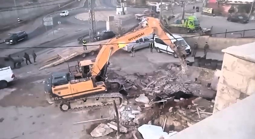 כוחות הכיבוש הרסו מבנים ועצרו שלושה תושבים, בהם ילד, בעיירה חיזמא