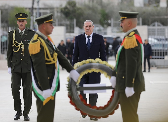 בשם הנשיא מחמוד עבאס: א-שיח' הניח זר על קברו של יאסר ערפאת