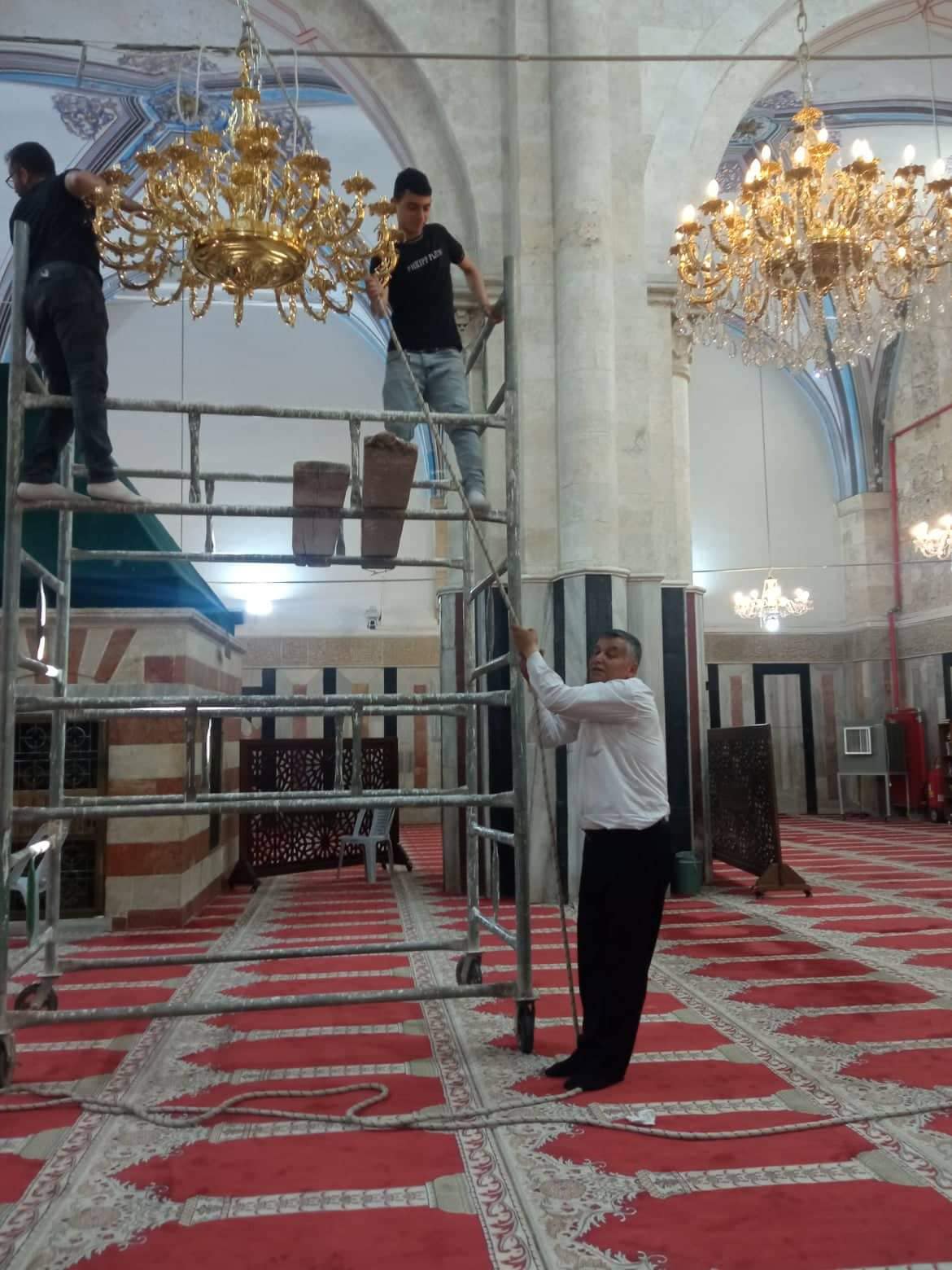 נברשות חדשות בכמסגד אלחרם בחברון לרגל החג