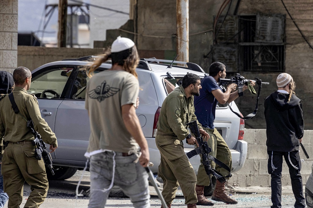 תושבים נפצעו ונעצרו בתקיפות מתנחלים וכוחות הכיבוש במחוז חברון