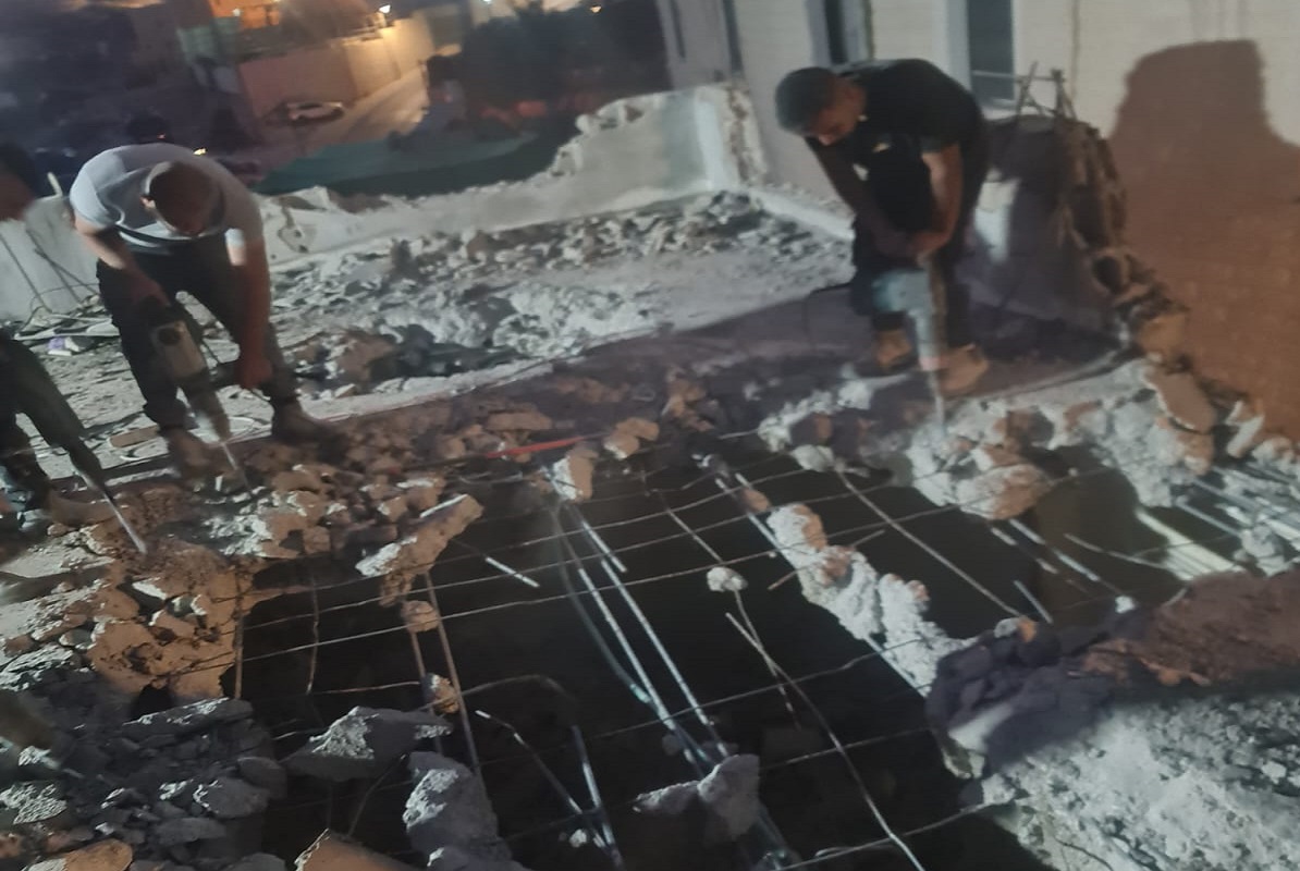 תושב צור באהר נאלץ להרוס את ביתו לאחר שקיבל צו הריסה מרשויות הכיבוש