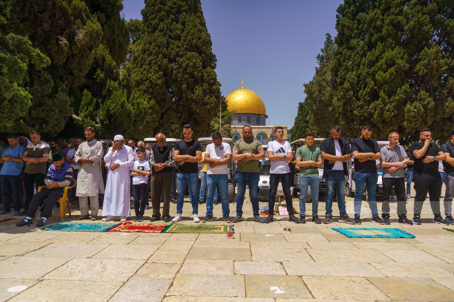 כ־70 אלף מתפללים השתתפו בתפילת יום השישי במסגד אל־אקצא למרות הגבלות כוחות הכיבוש