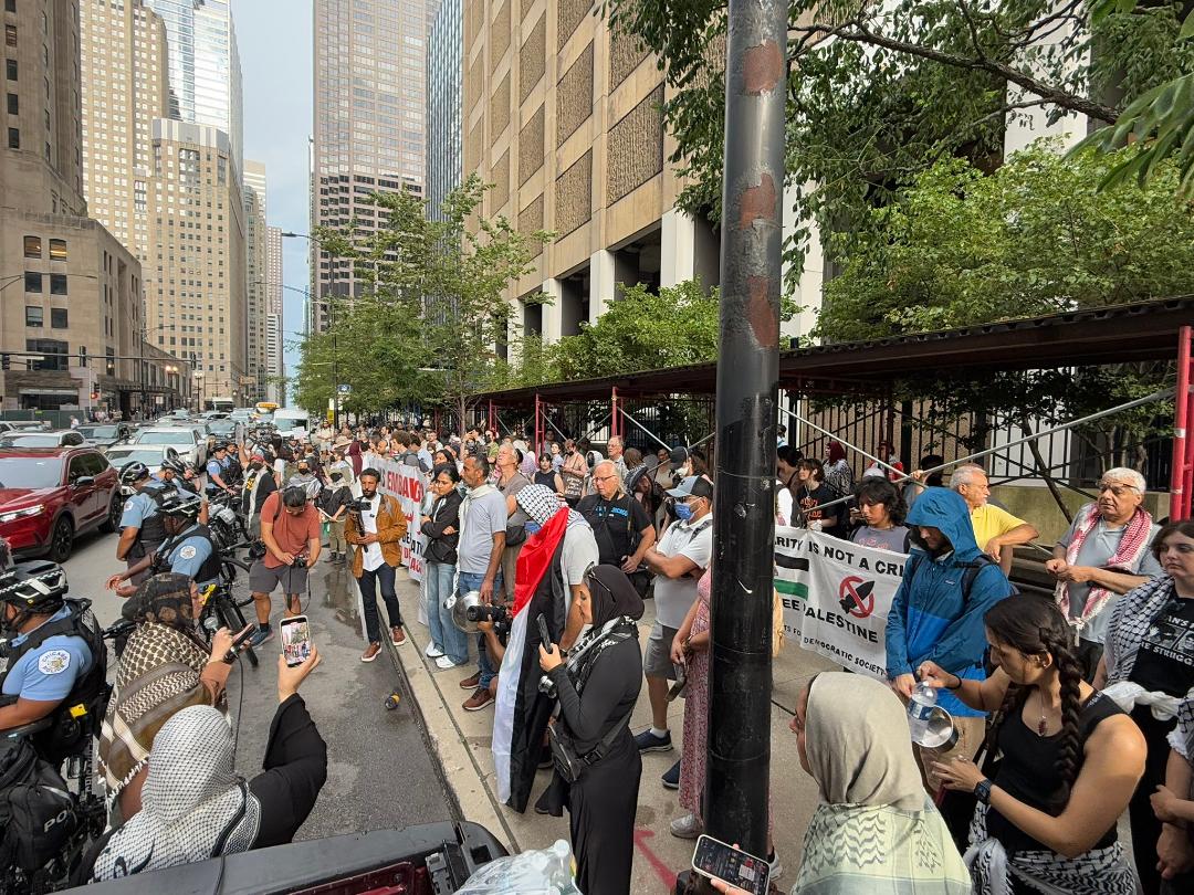 מחאה מול הקונסוליה הישראלית בשיקגו: "להפסיק את הרעבת עזה"