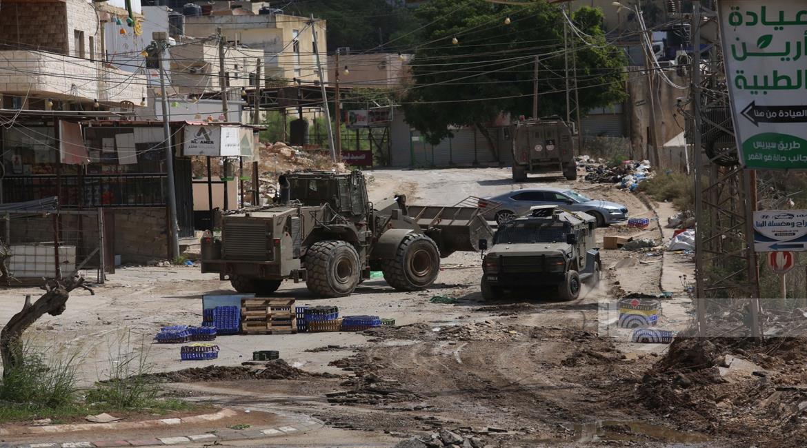 כוחות הכיבוש ממשיכים בפלישה למחנה אל-פארעה – מעצרים, עימותים ותקיפות צוותי הסיוע