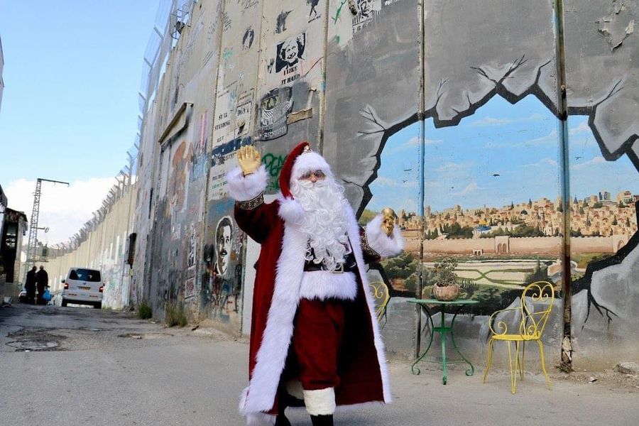 סנטה קלאוס הפלסטיני ליד גדר האפרטהייד