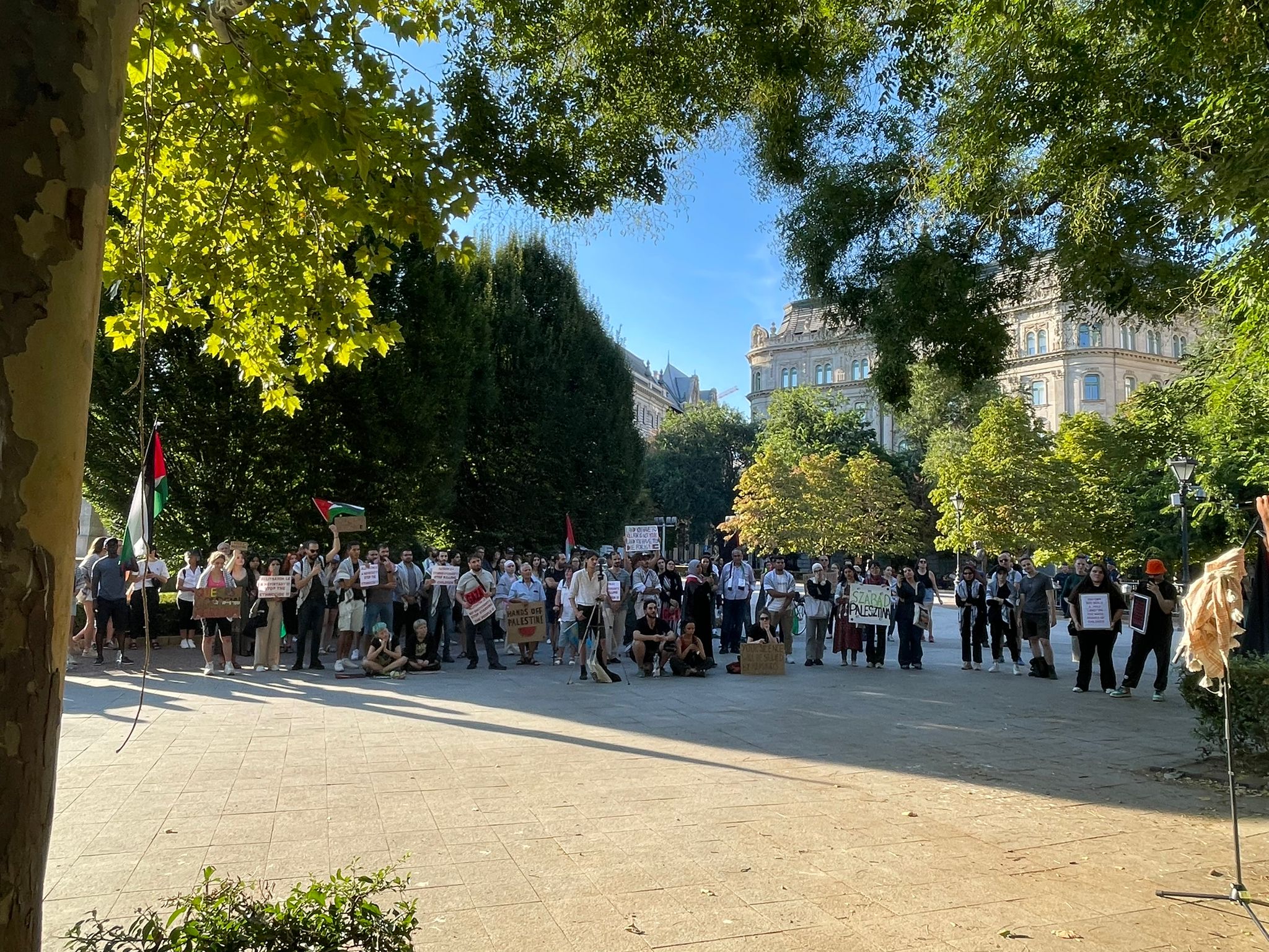 הפגנה בבודפשט: אמנים ופעילים מוחים נגד המלחמה בעזה