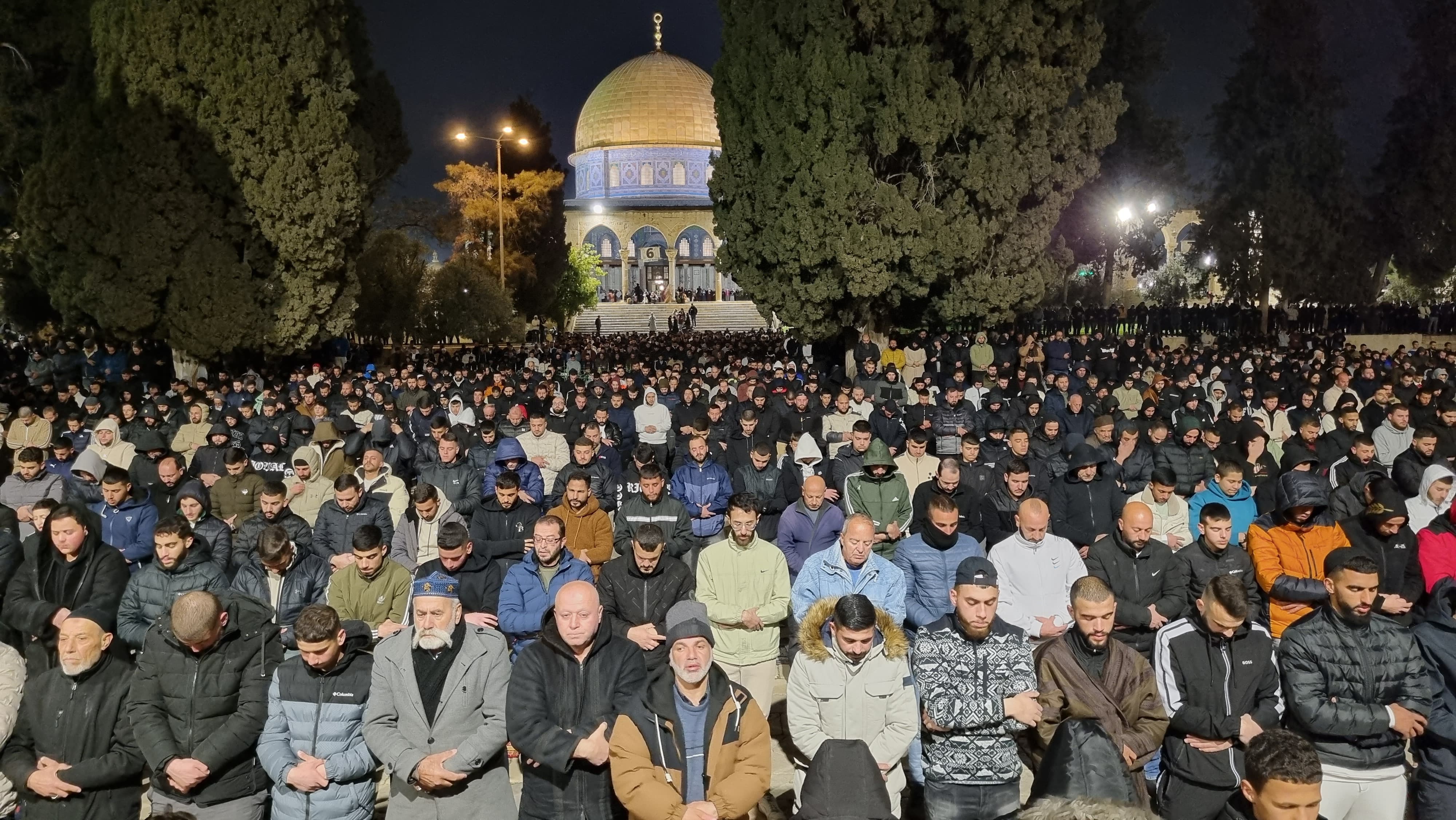 הגבלות כוחות הכיבוש לא עצרו 85 אלף מתפללים מאל-אקצא