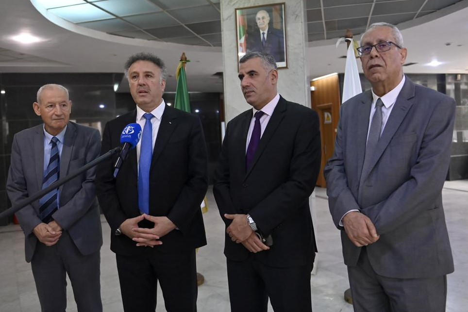 השר אחמד עסאף דן עם ראשי רשת וואג' והטלוויזיה האלג'יראית בהרחבת שיתופי הפעולה וחיזוק התמיכה בפלסטין