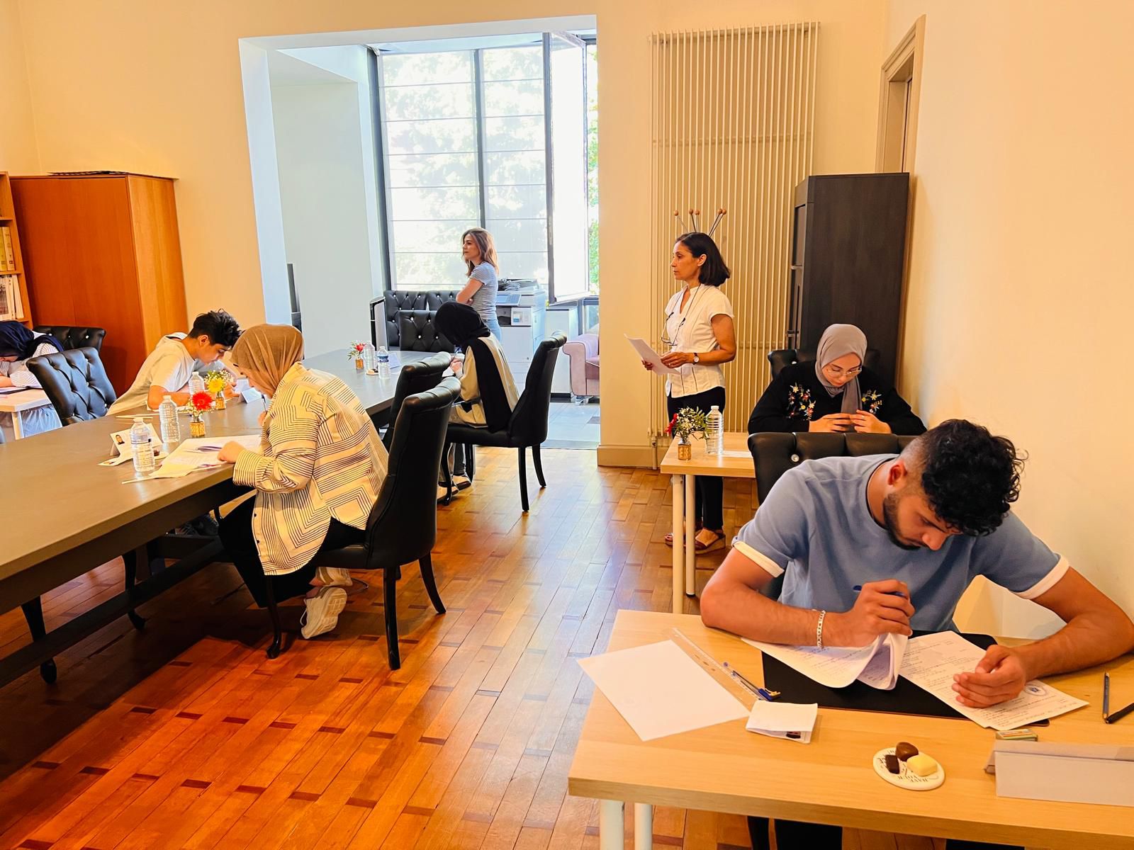 החלו בחינות הבגרות לפלסטינים שפונו מעזה ונמצאים בחו"ל