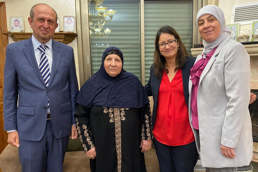 השליח האמריקאי ובאיחור רב מנחם משפחת אסעד