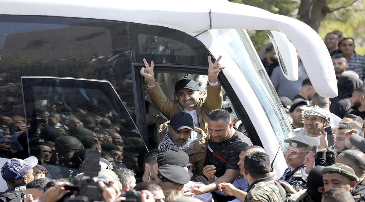 הפעימה הראשונה של הסכם הפסקת האש: כוחות הכיבוש שחררו 96 עצורים מבית הכלא עופר