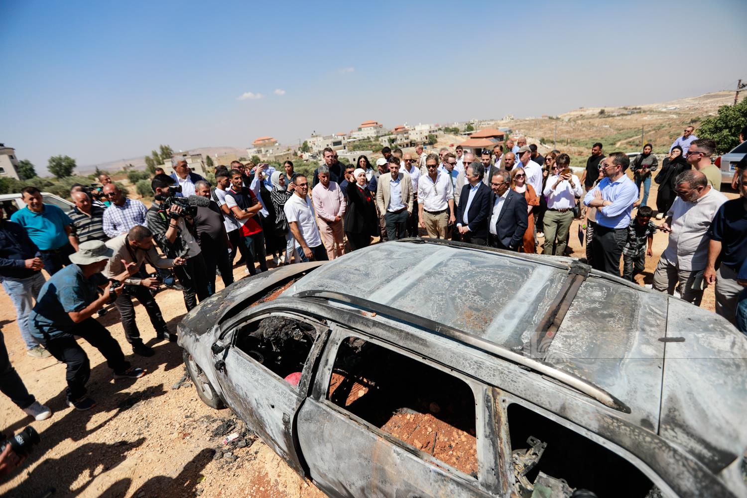 מתקפת מתנחלים בכפר מאלכ: משלחת דיפלומטית סיירה במקום – האיחוד האירופי דורש דין וחשבון