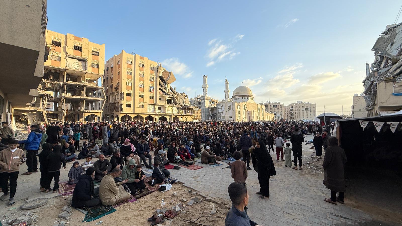 תפילת עיד אל-פיטר נערכה בשטחים פתוחים ובין הריסות מסגדים ברצועת עזה