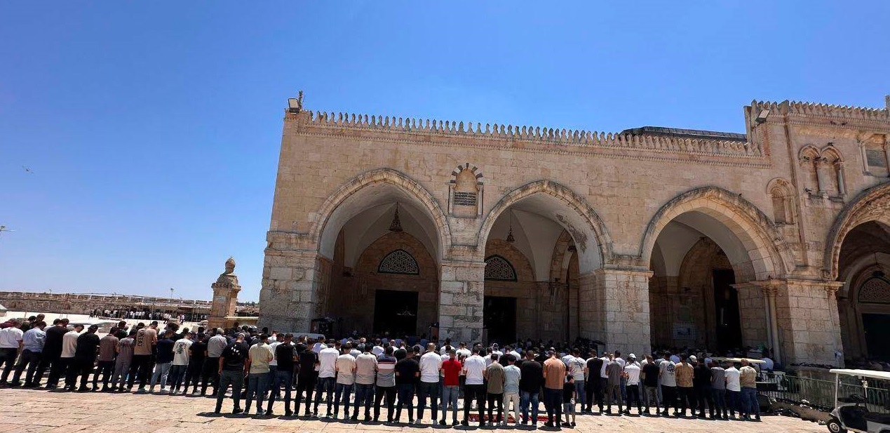 עשרות אלפי מתפללים השתתפו בתפילת יום השישי במסגד אל-אקצא