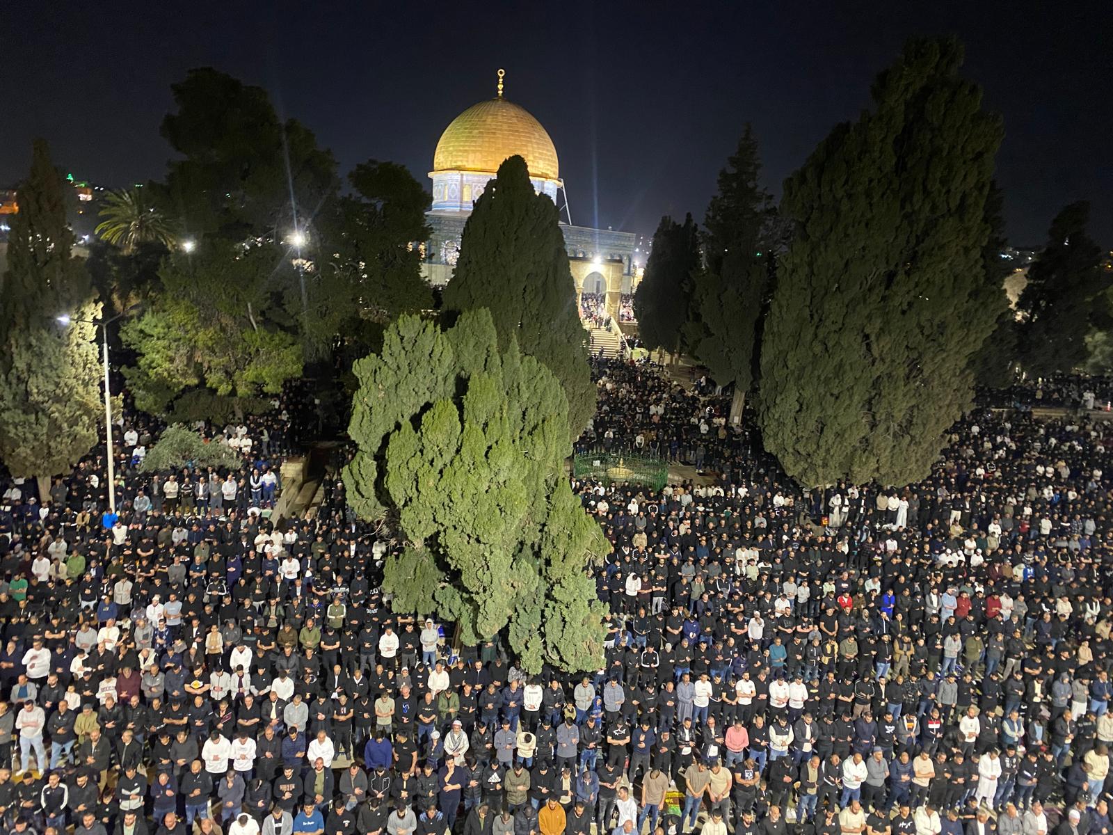 130 אלף מתפללים הגיעו לאל-אקצא – אלפים נמנעו מכניסה לירושלים בשל הגבלות כוחות הכיבוש