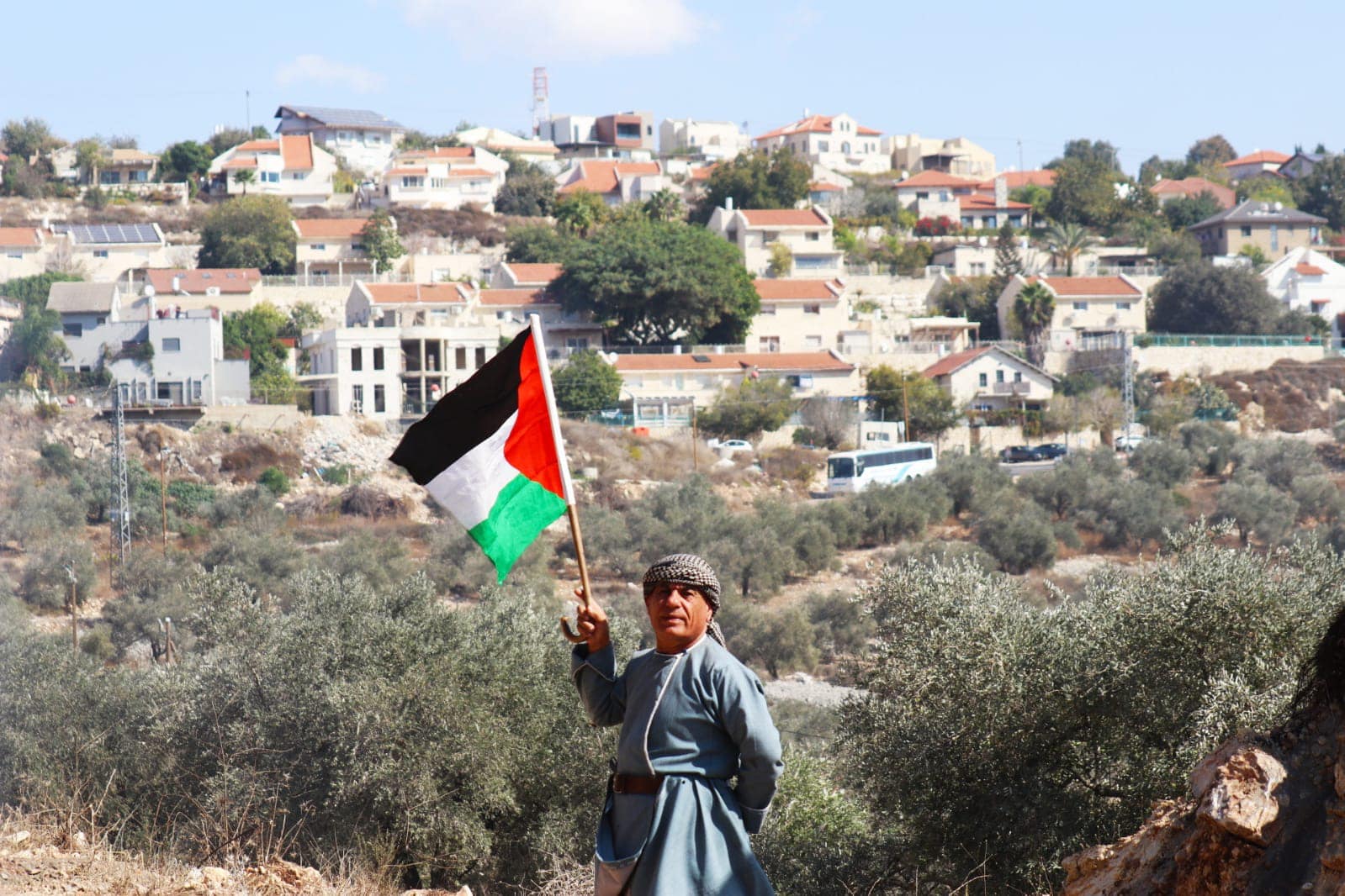 ההתנחלויות חונקות את כפר קדום – אדמות מופקעות, זיתים נכרתים ודרכי גישה נחסמות