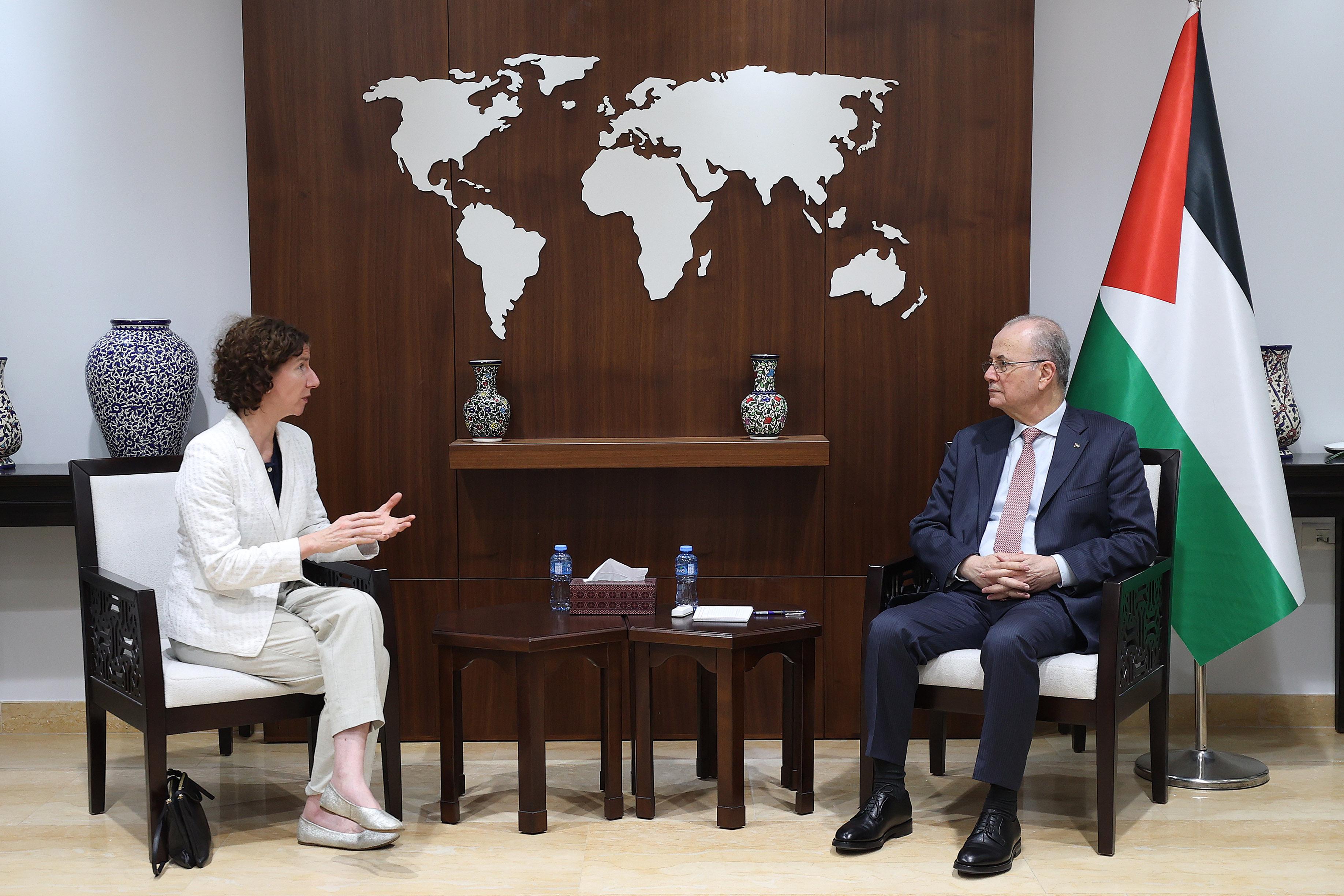 בפגישה עם שרה בריטית: ראש הממשלה הפלסטיני קרא לעצור את המתקפה על עזה ולהבטיח סיוע מיידי