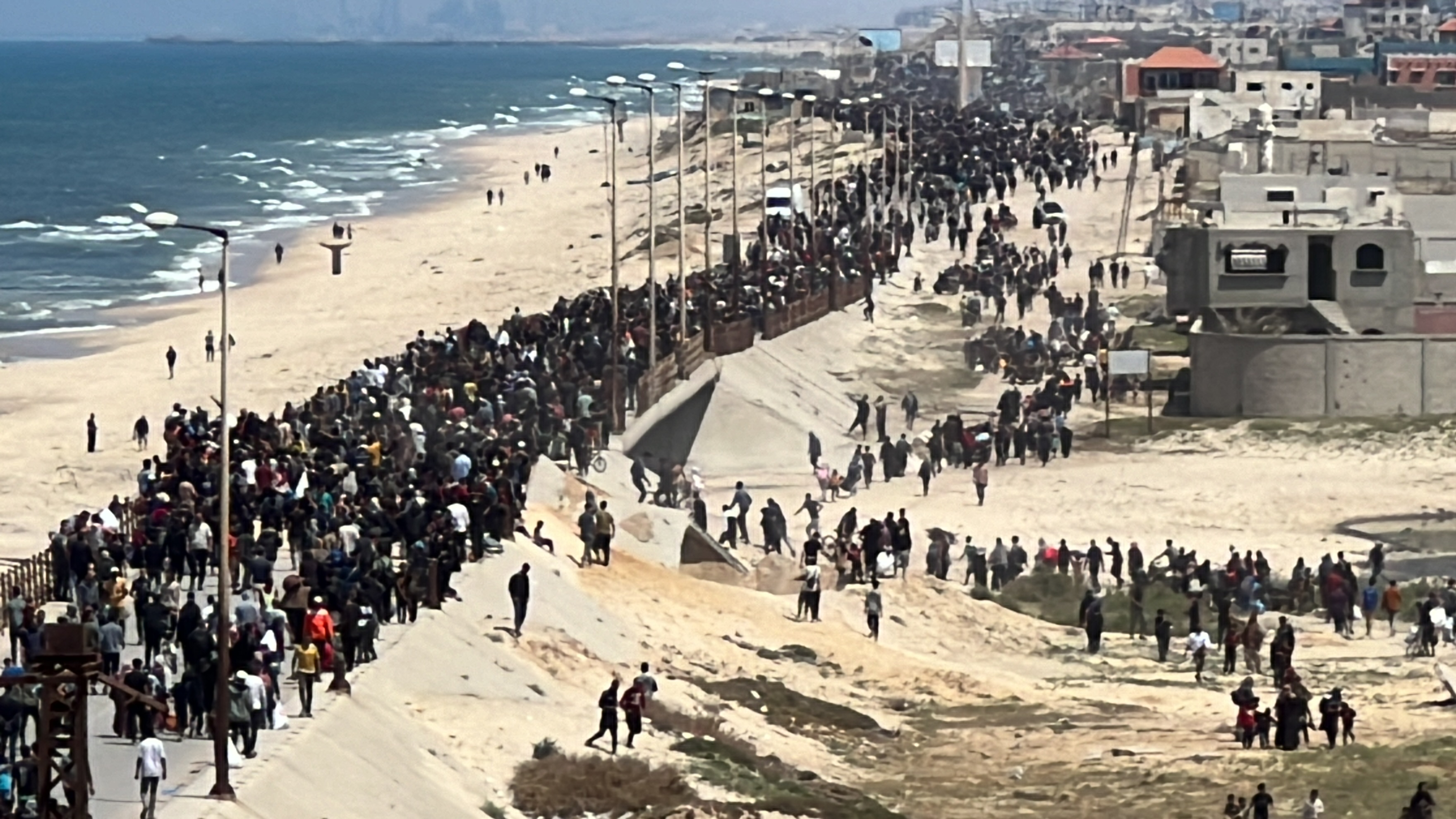 עזה סוגרת על תושביה: העקורים לכודים בין "הקו הצהוב" להחרפת המשבר ההומניטרי