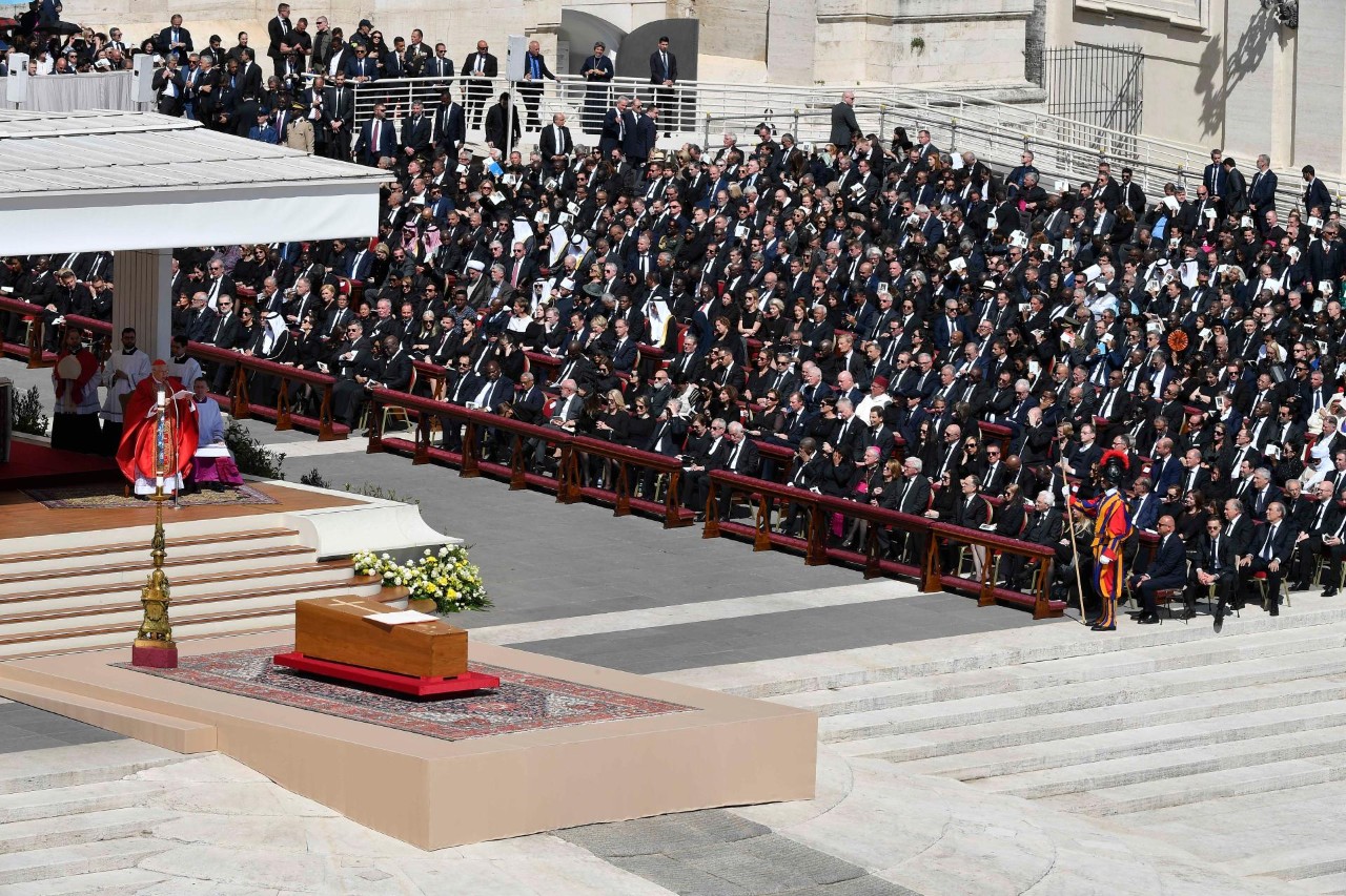 העולם נפרד מהאפיפיור פרנציסקוס בטקס ממלכתי ברומא