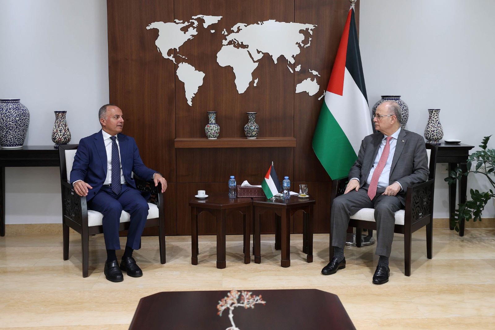 ראש הממשלה הפלסטיני ושר החוץ המצרי דנו בהתפתחויות ברצועת עזה וביחסי שתי המדינות